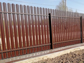 Забор из евроштакетника на ленточном фундаменте 8 соток