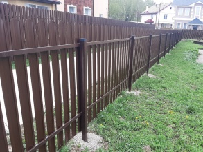 Забор из евроштакетника с утрамбовкой щебнем 70 метров фото в Железнодорожном