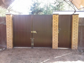 профнастил с распашными воротами - пример 11 фото в Железнодорожном