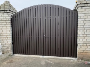 Ворота распашные из евроштакетника - пример 2 фото в Железнодорожном